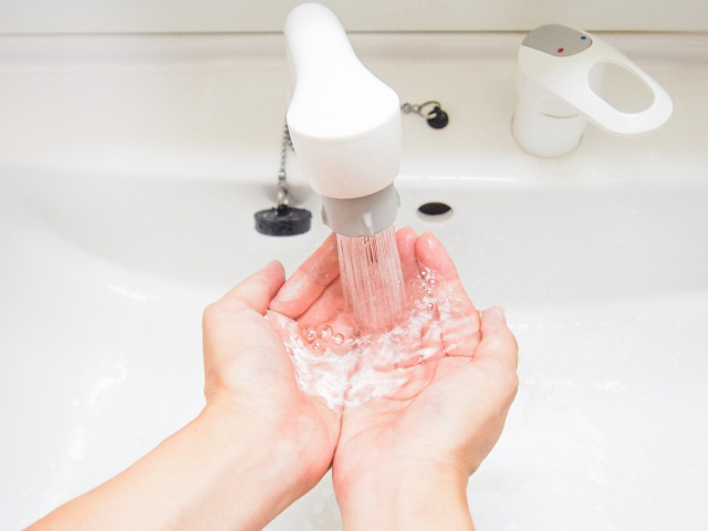洗顔する時の手